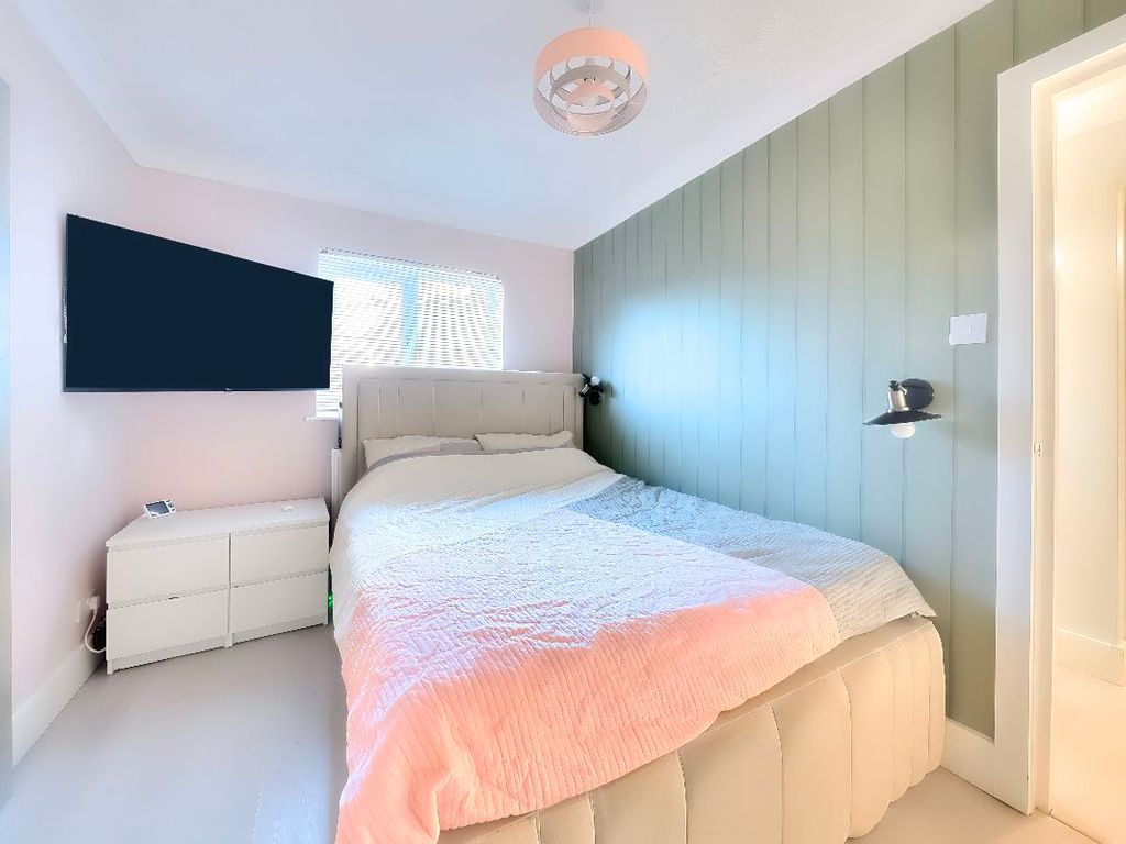 2 bed maisonette for sale in Flat, Ampthill Road, Bedford MK42, £140,000