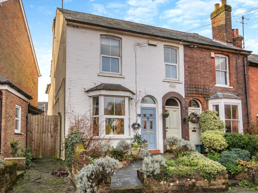 2 bed end terrace house for sale in Bois Moor Road, Chesham HP5, £425,000