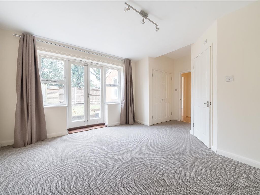 2 bed flat to rent in Church Road, Guildford GU1, £1,650 pcm