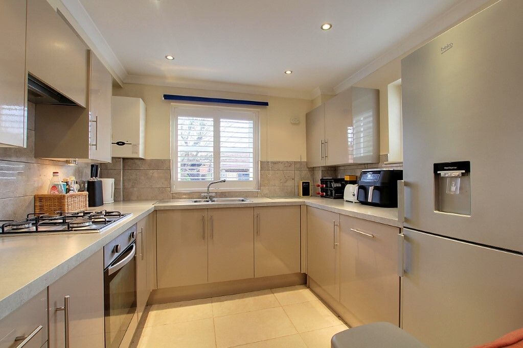 2 bed flat for sale in Pangbourne Place, Pangbourne, Reading, Berkshire RG8, £325,000