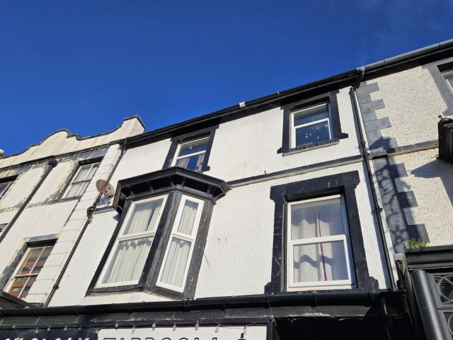 2 bed flat to rent in Abergele Road, Colwyn Bay LL29, £725 pcm