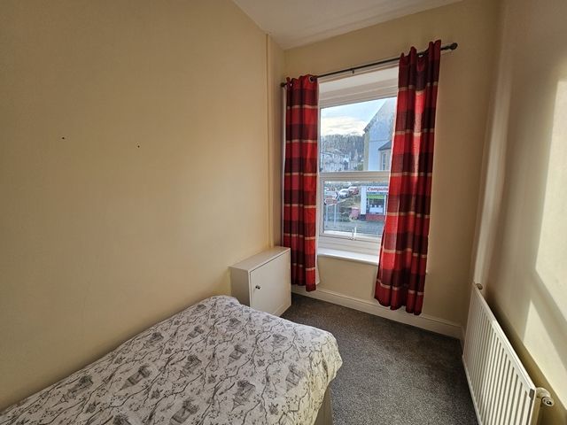 2 bed flat to rent in Abergele Road, Colwyn Bay LL29, £725 pcm