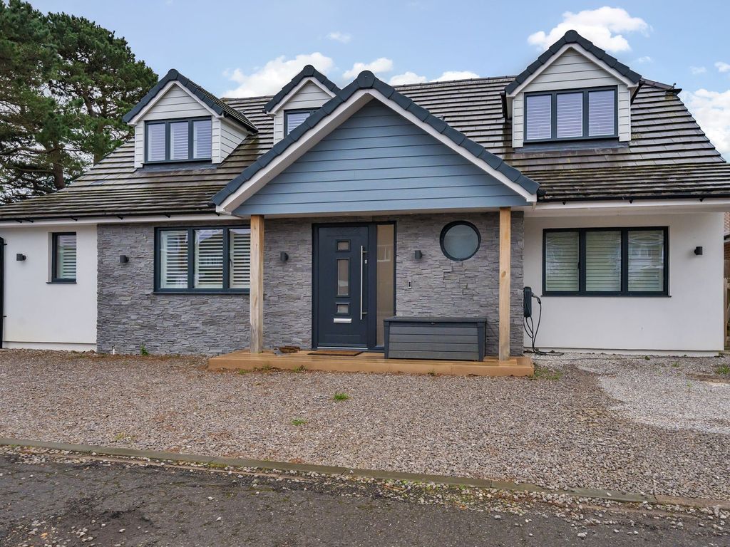5 bed detached house to rent in Manor Park, Nyetimber, Bognor Regis PO21, £3,000 pcm
