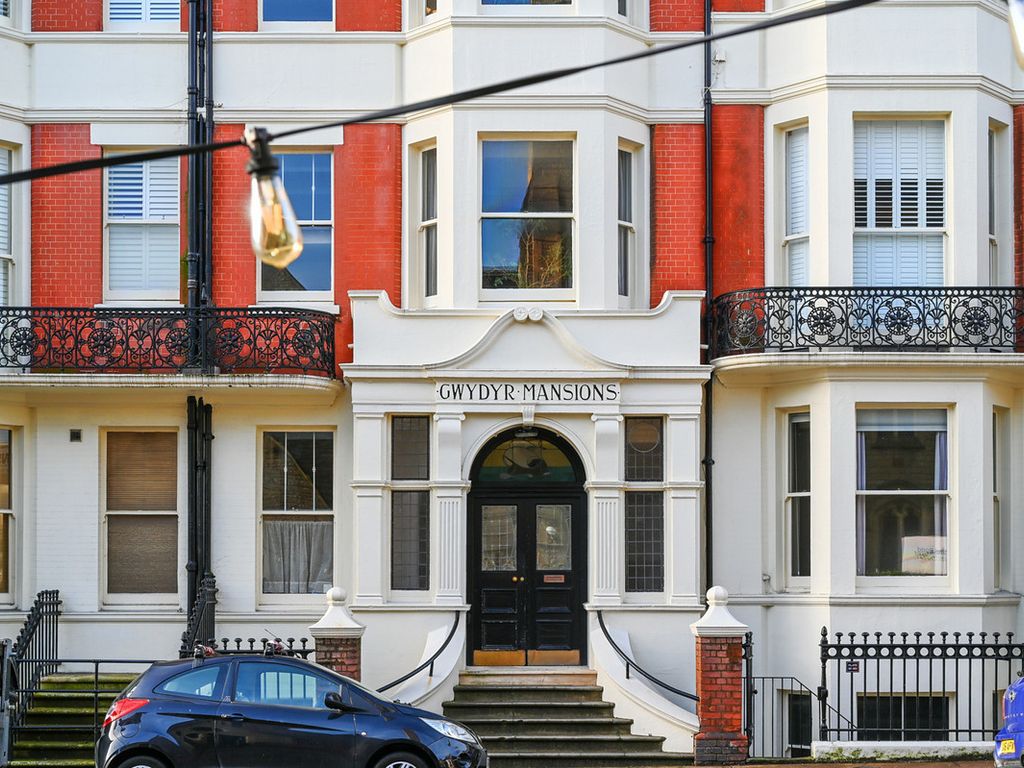 2 bed penthouse for sale in Holland Road, Hove BN3, £450,000