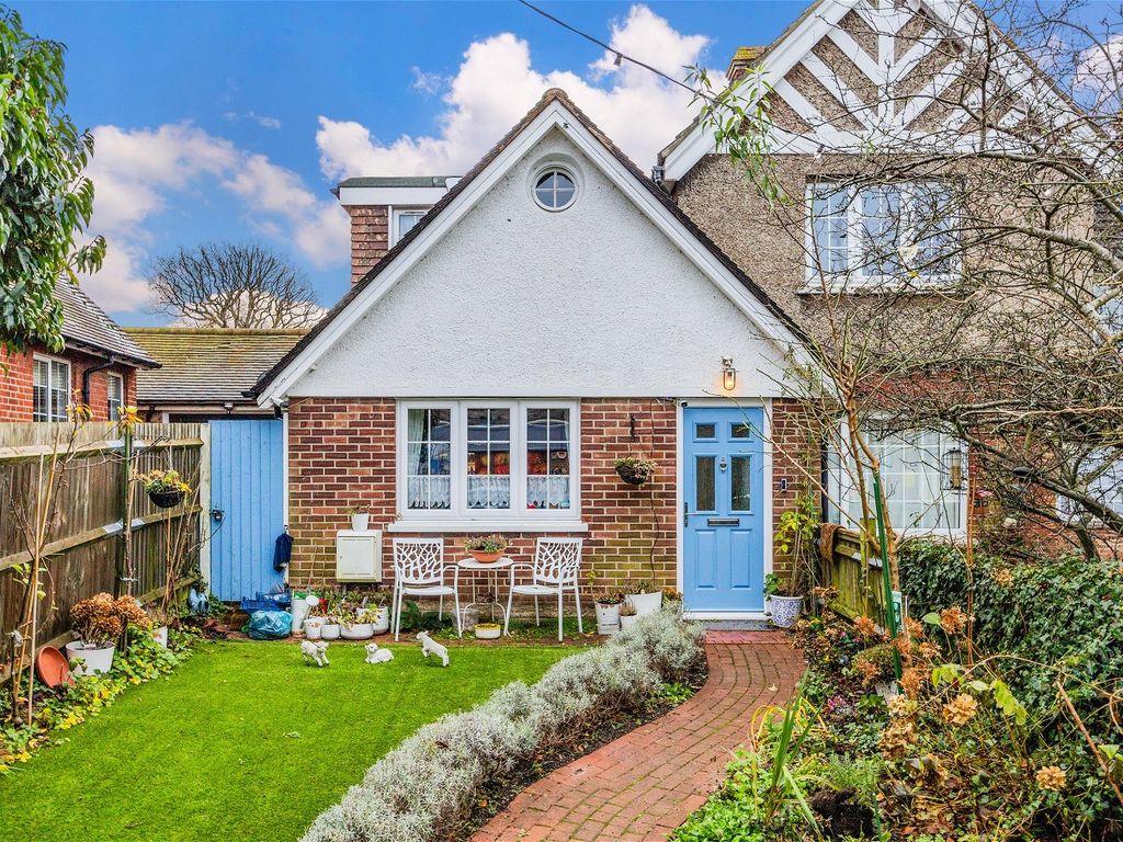 2 bed cottage for sale in High Street, Lingfield RH7, £400,000