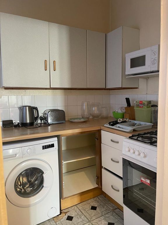 2 bed flat to rent in Brooke Avenue, Harrow HA2, £1,500 pcm