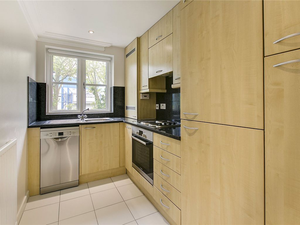 2 bed flat to rent in Brompton Park Crescent, Seagrave Road SW6, £2,600 pcm