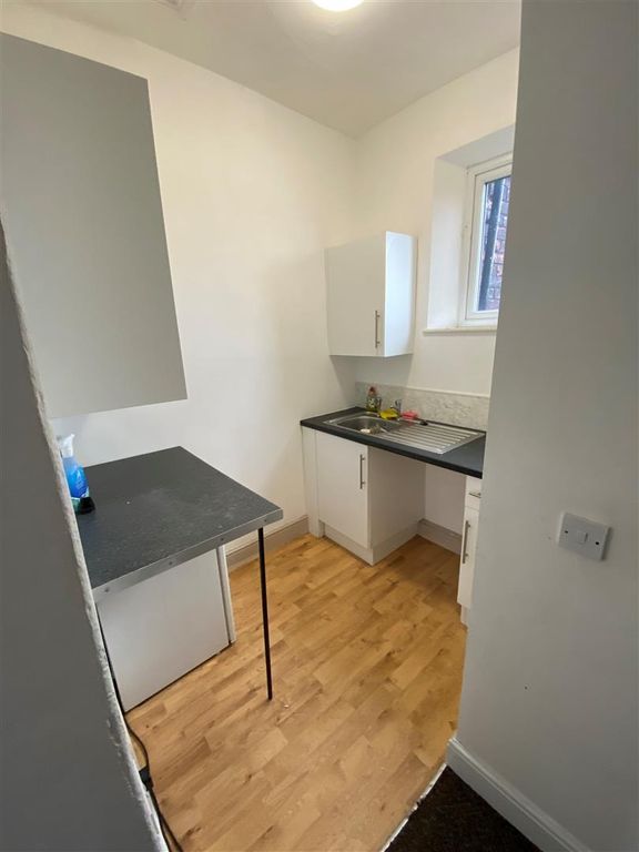 Studio to rent in Liverpool Road, Kidsgrove, Stoke-On-Trent ST7, £495 pcm