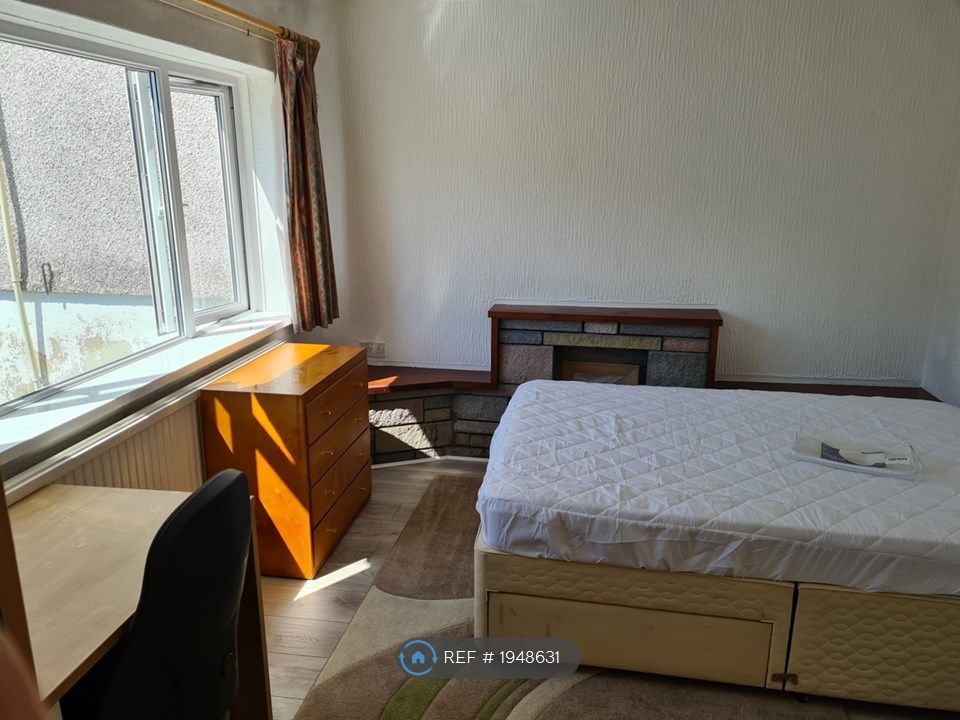 Room to rent in Bro Myrddin, Carmarthen SA31, £395 pcm