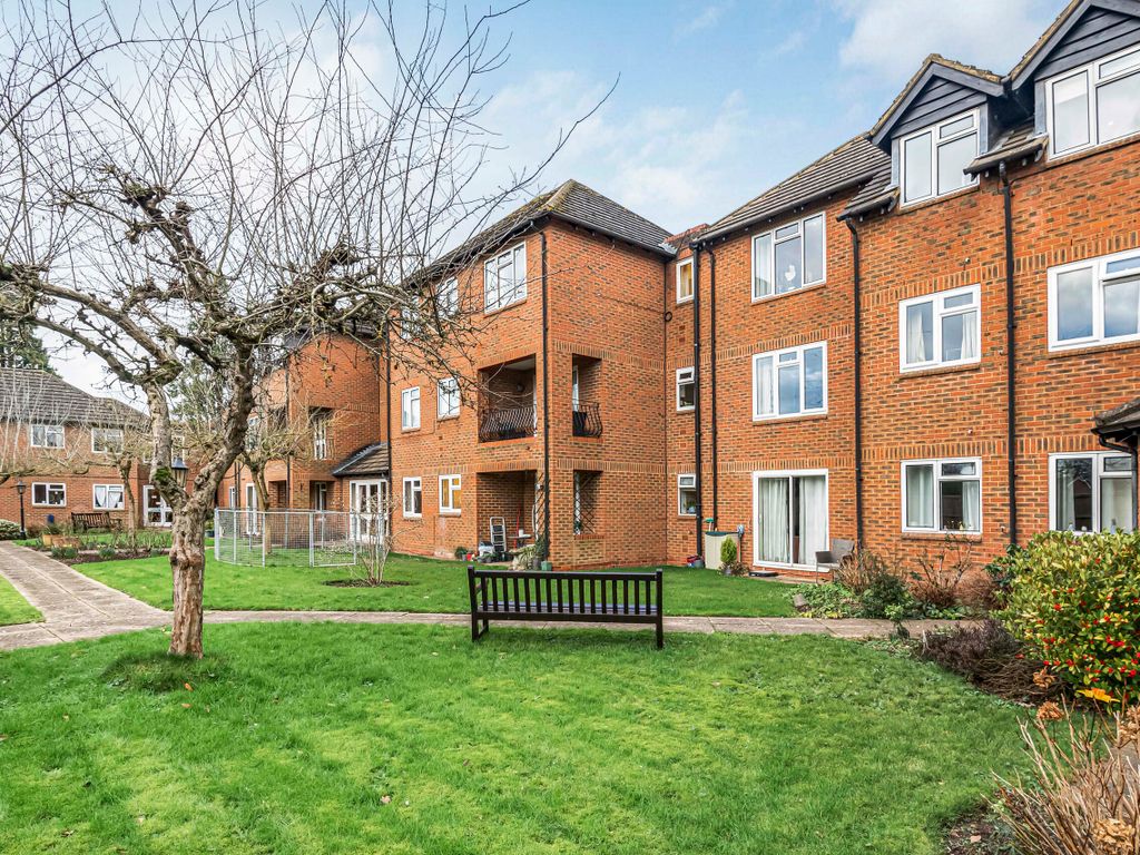 2 bed flat for sale in Trinity Court, Wethered Road, Marlow SL7, £239,950