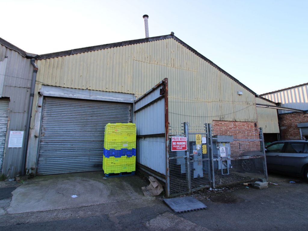 Warehouse to let in Oakland Road, Knighton Fields, Leicester LE2, £20,340 pa