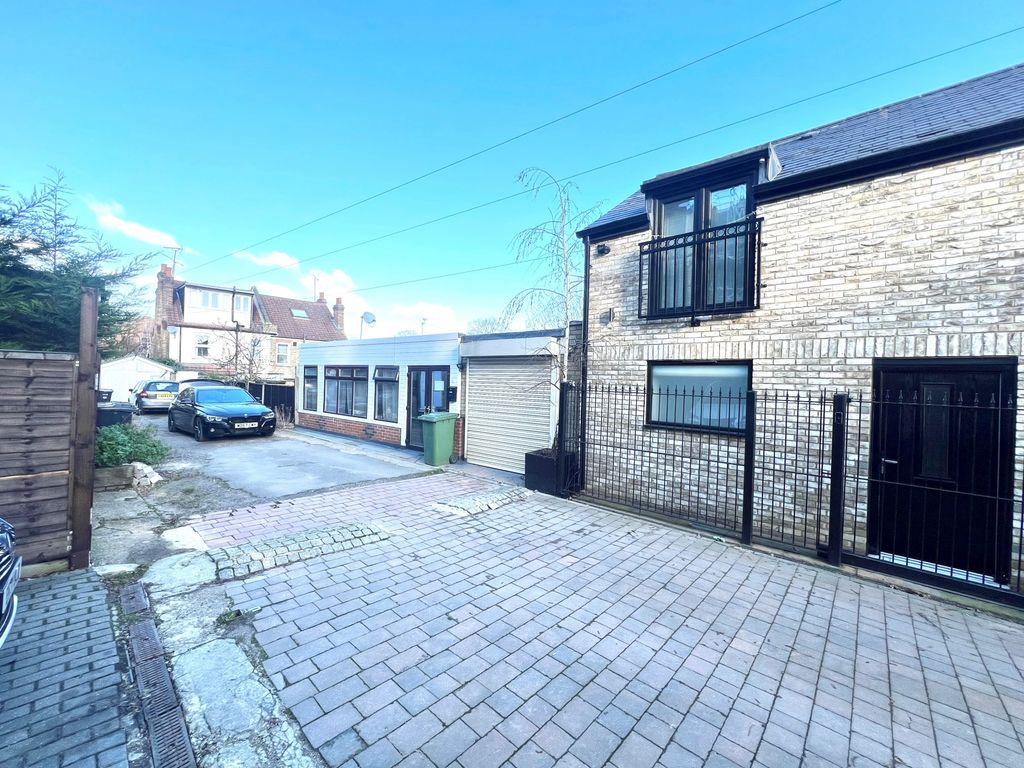 3 bed terraced house for sale in Elfrida Close, Woodford Green IG8, £450,000