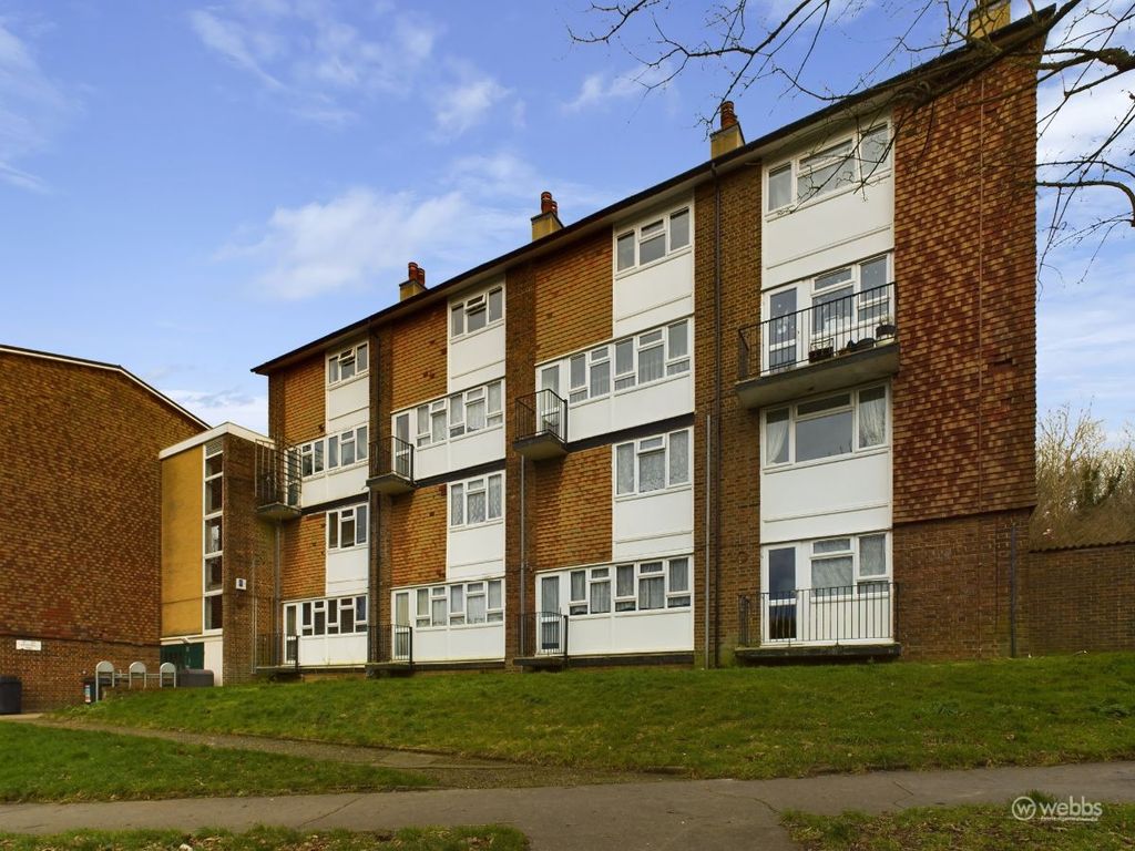 2 bed flat to rent in Kestrel Way, New Addington, Croydon CR0, £1,500 pcm