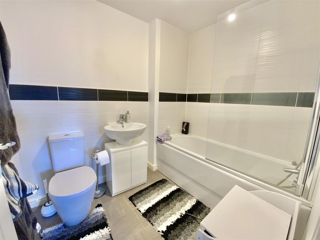 3 bed detached house for sale in Ratcliffe Close, Old Stratford, Milton Keynes MK19, £450,000