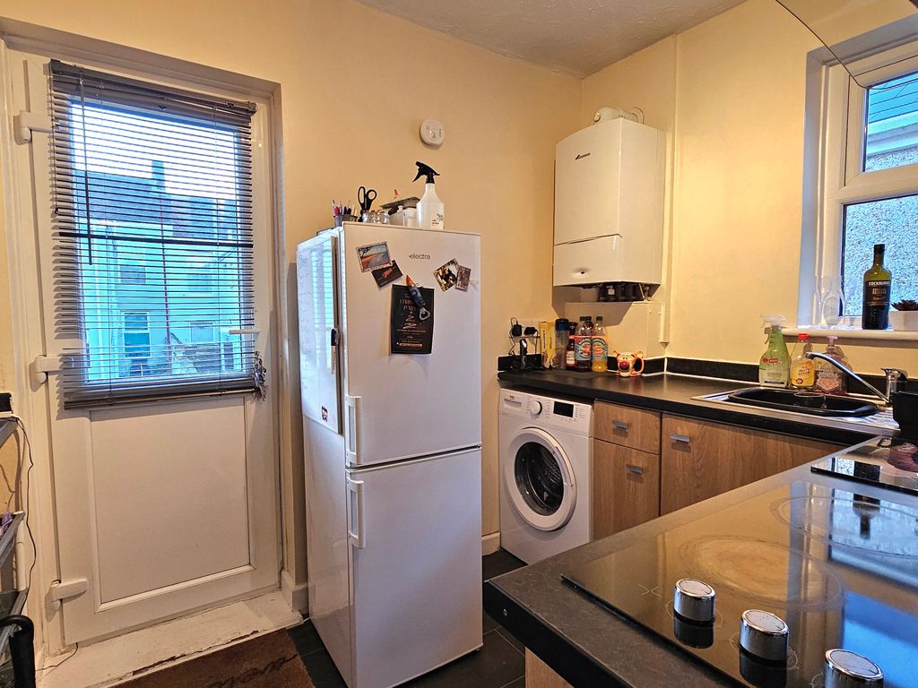 2 bed flat for sale in Wentworth Place, Plymouth PL4, £125,000