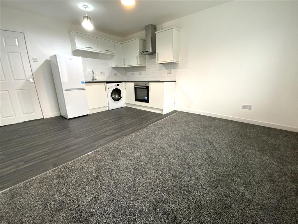 3 bed flat to rent in Hopeman Path, Thornliebank, Glasgow G46, £950 pcm