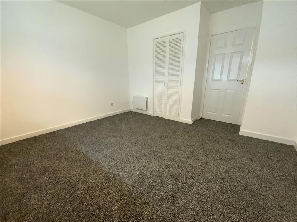 3 bed flat to rent in Hopeman Path, Thornliebank, Glasgow G46, £950 pcm
