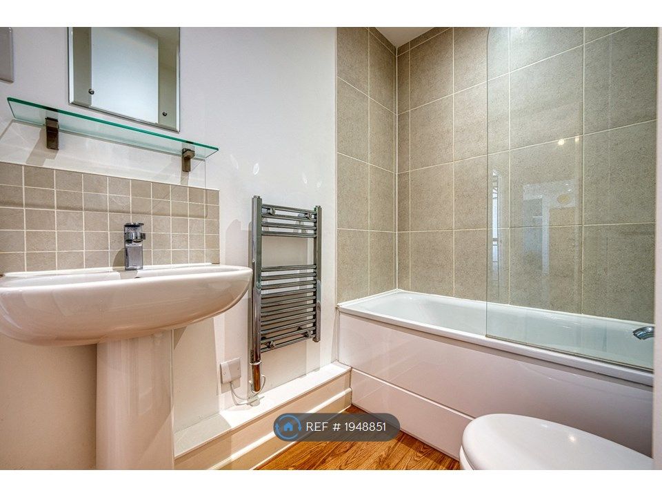 2 bed flat to rent in Wella Road, Basingstoke RG22, £2,200 pcm