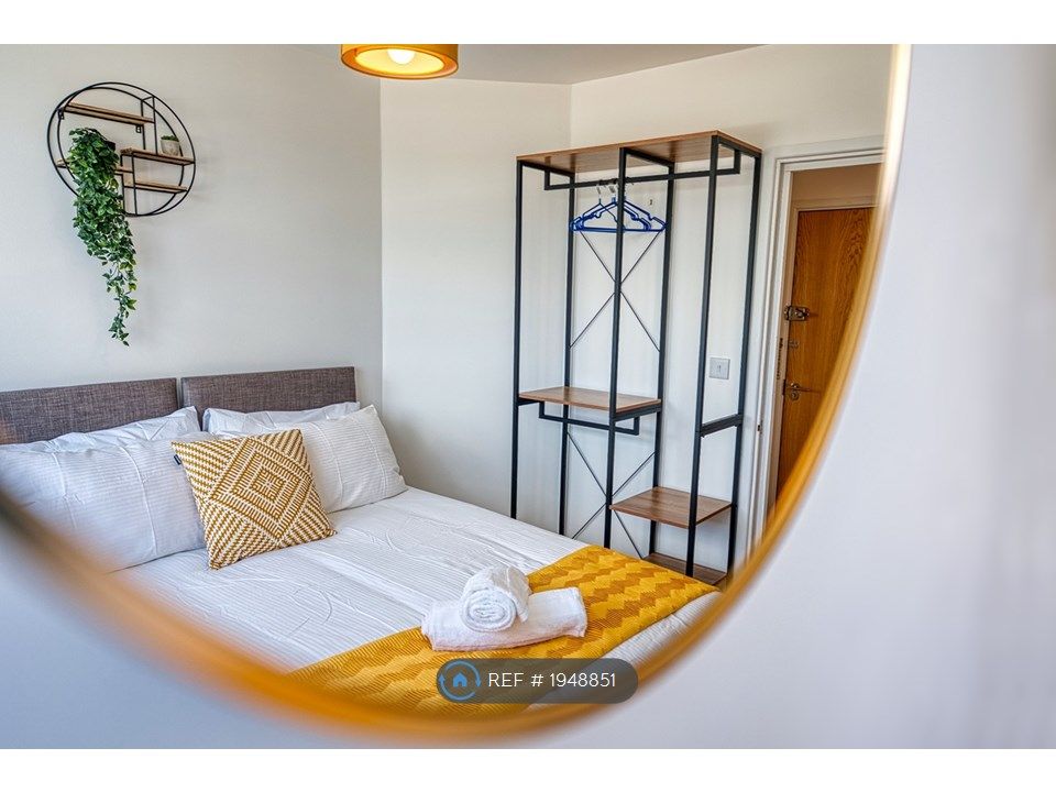 2 bed flat to rent in Wella Road, Basingstoke RG22, £2,200 pcm