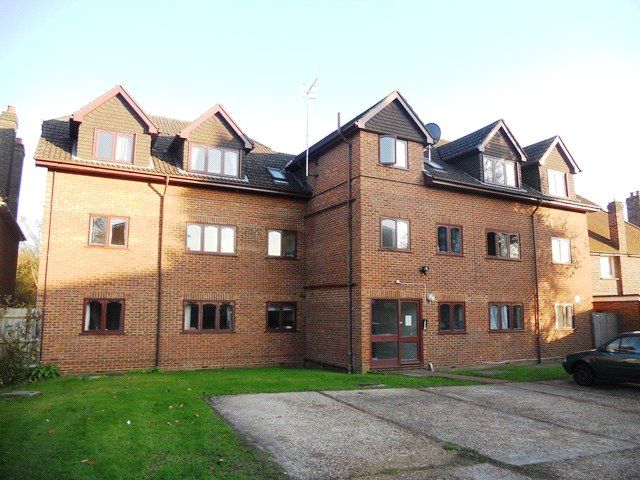 1 bed flat to rent in Lyndale Court, 149 London Road, Redhill, Surrey RH1, £1,000 pcm