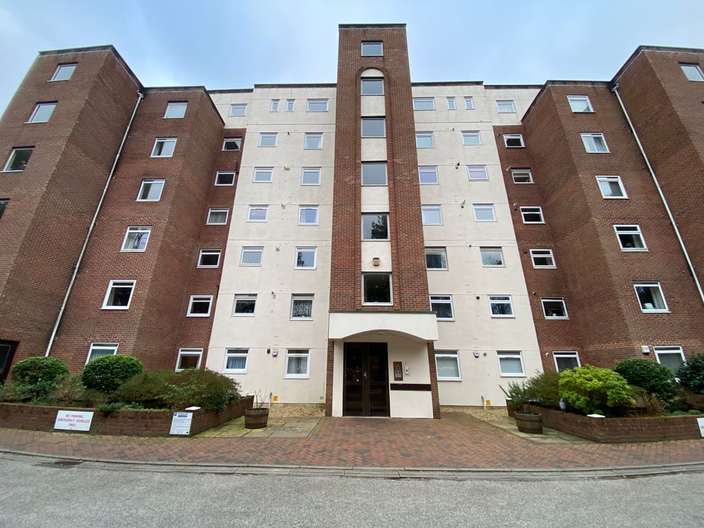 2 bed flat to rent in Lindsay Road, Branksome Park, Poole BH13, £1,300 pcm