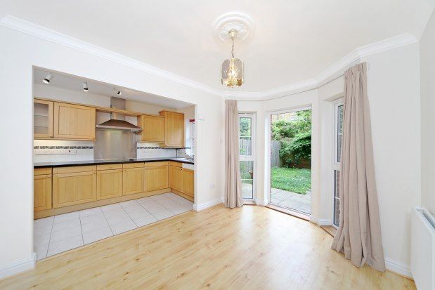 4 bed town house to rent in Russell Close, Chiswick W4, £4,000 pcm