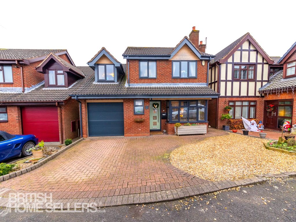 4 bed detached house for sale in Forest Way, Walsall, Staffordshire WS6, £355,000