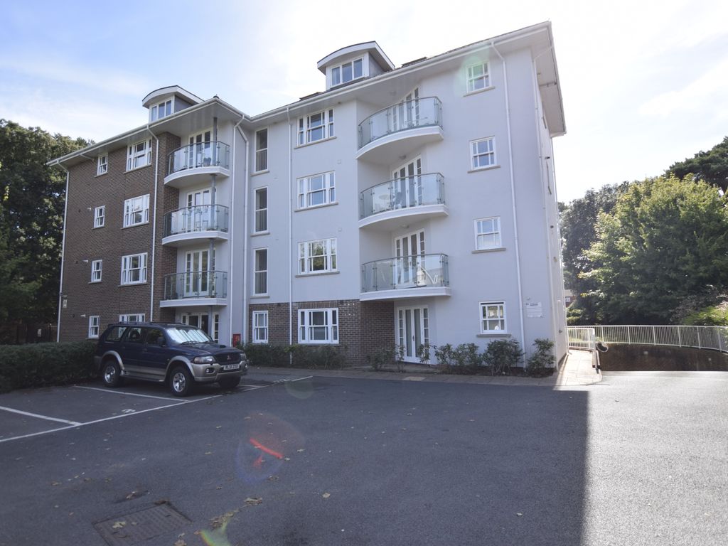 2 bed flat to rent in Christchurch Road, Bournemouth BH1, £1,300 pcm