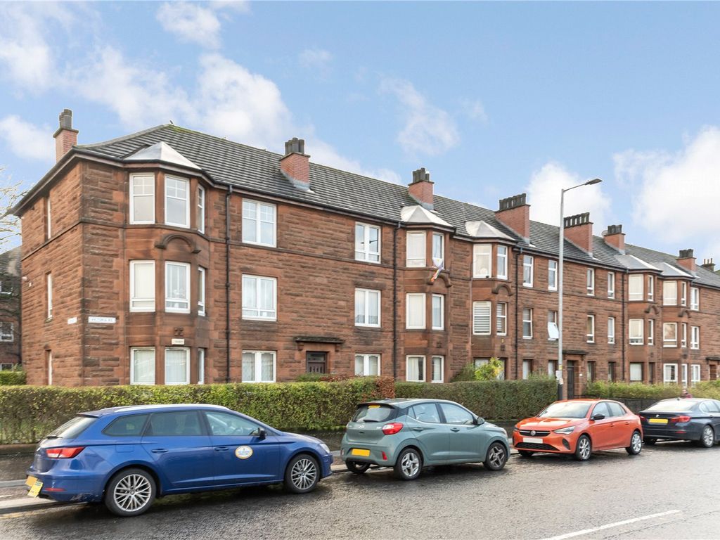 2 bed flat for sale in Victoria Road, Govanhill, Glasgow G42, £140,000