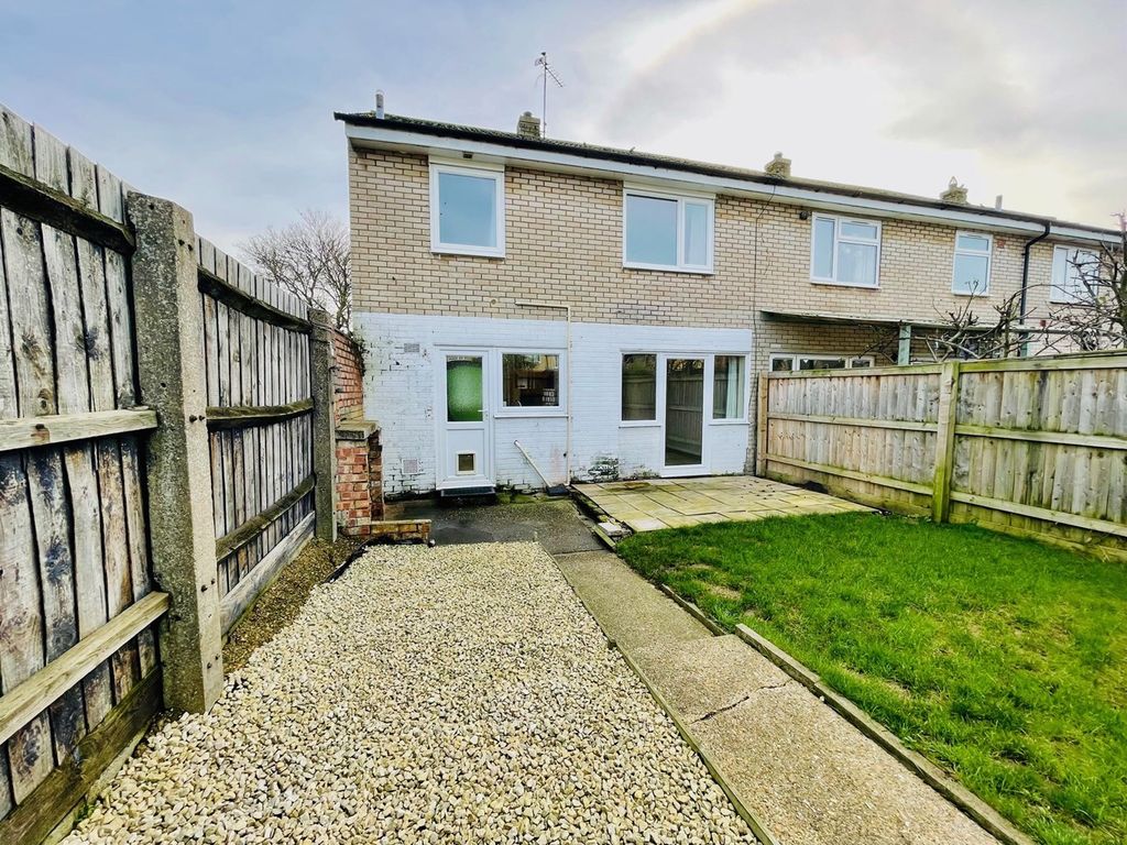 2 bed end terrace house for sale in Tennyson Close, Huntingdon PE29, £199,995