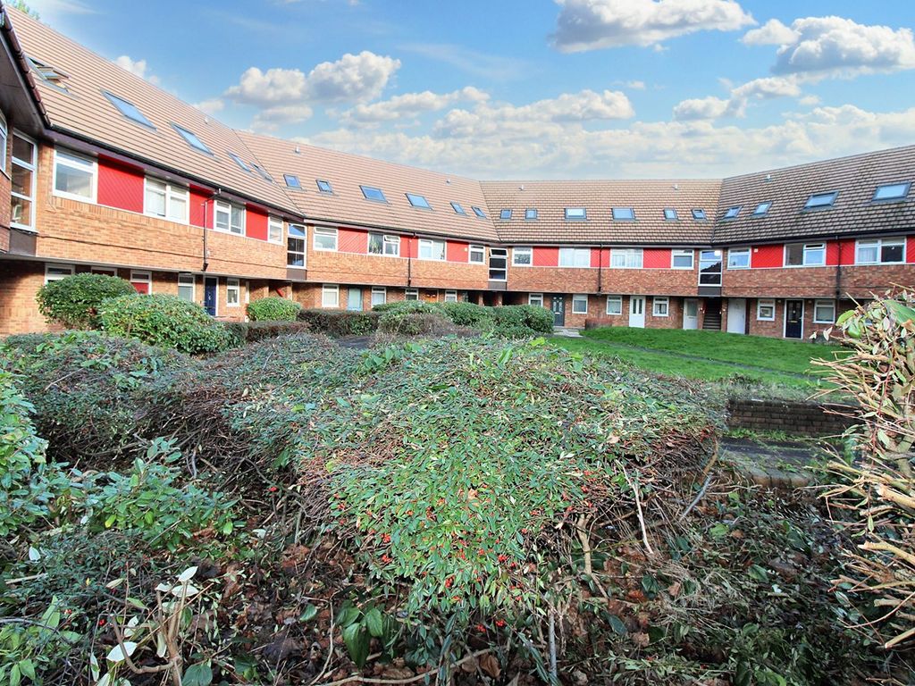 1 bed flat for sale in Roundmead, Stevenage SG2, £150,000