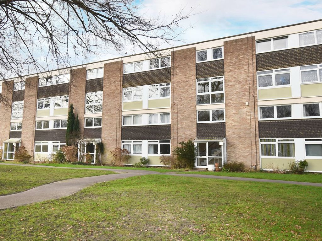 2 bed flat for sale in Trafalgar Drive, Walton-On-Thames KT12, £344,950