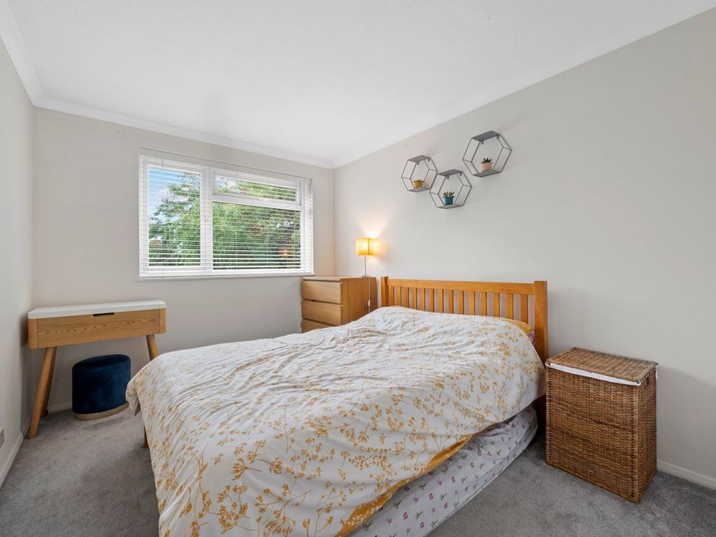 2 bed flat to rent in Brockley Combe, Weybridge KT13, £1,400 pcm