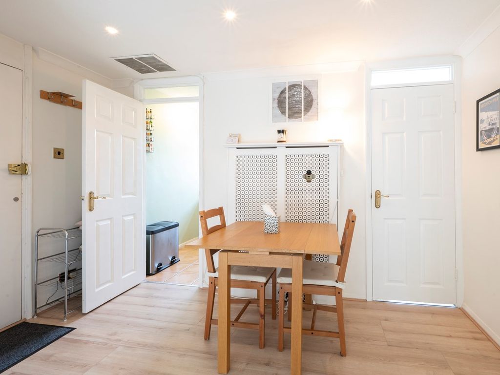 2 bed flat to rent in Brockley Combe, Weybridge KT13, £1,400 pcm