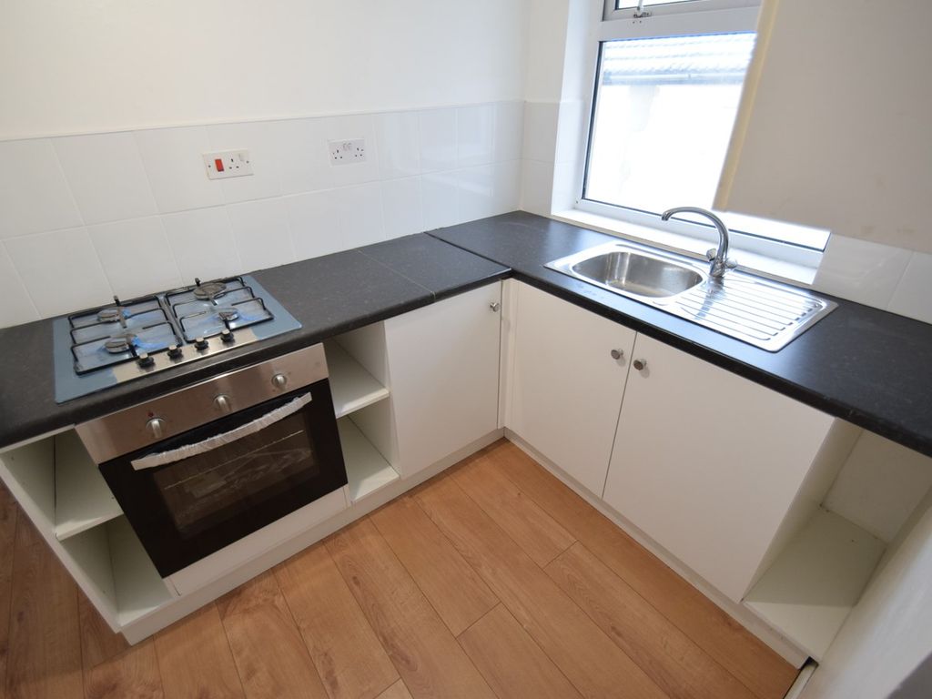 2 bed flat to rent in Jeffery Street, Gillingham ME7, £1,050 pcm