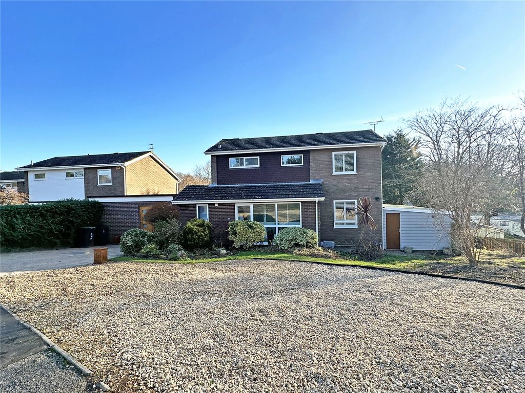 5 bed detached house for sale in Preston Way, Christchurch BH23, £965,000