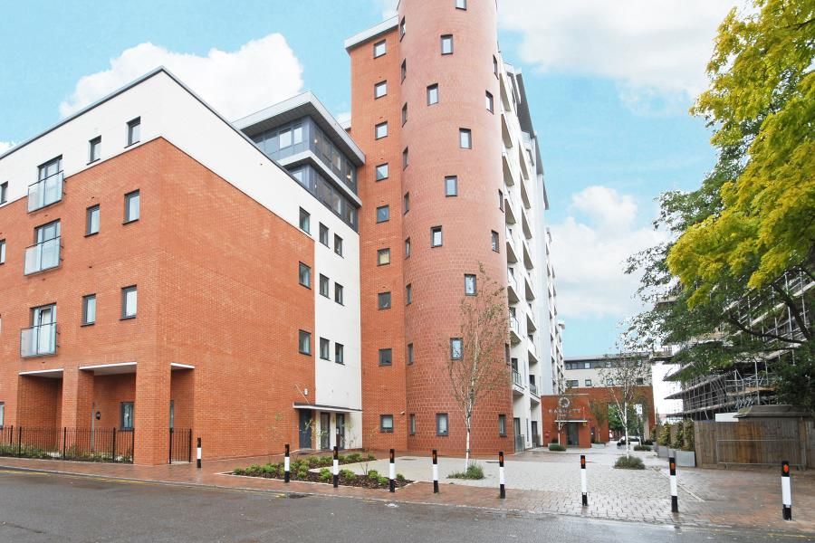 2 bed flat to rent in Grays Place, Slough SL2, £1,450 pcm