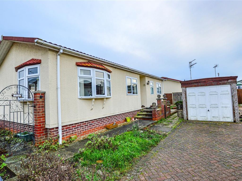 2 bed mobile/park home for sale in Claremont Park, Sleaford, Sleaford NG34, £97,500
