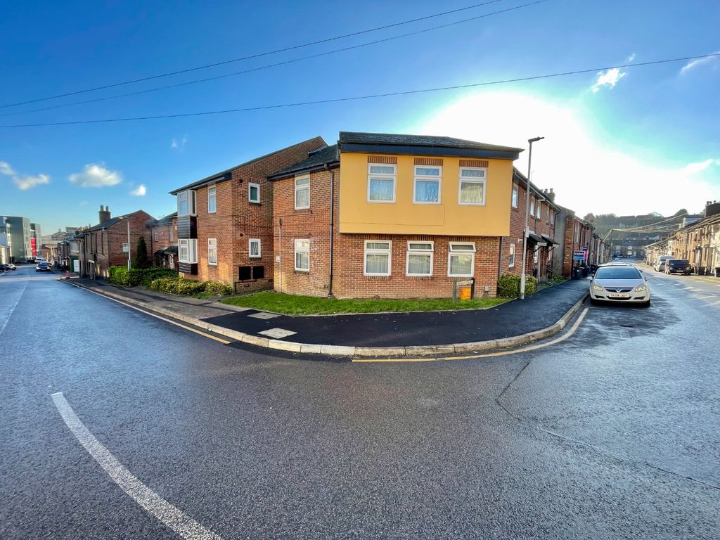 2 bed flat for sale in Dumfries Street, Luton, Bedfordshire LU1, £170,000