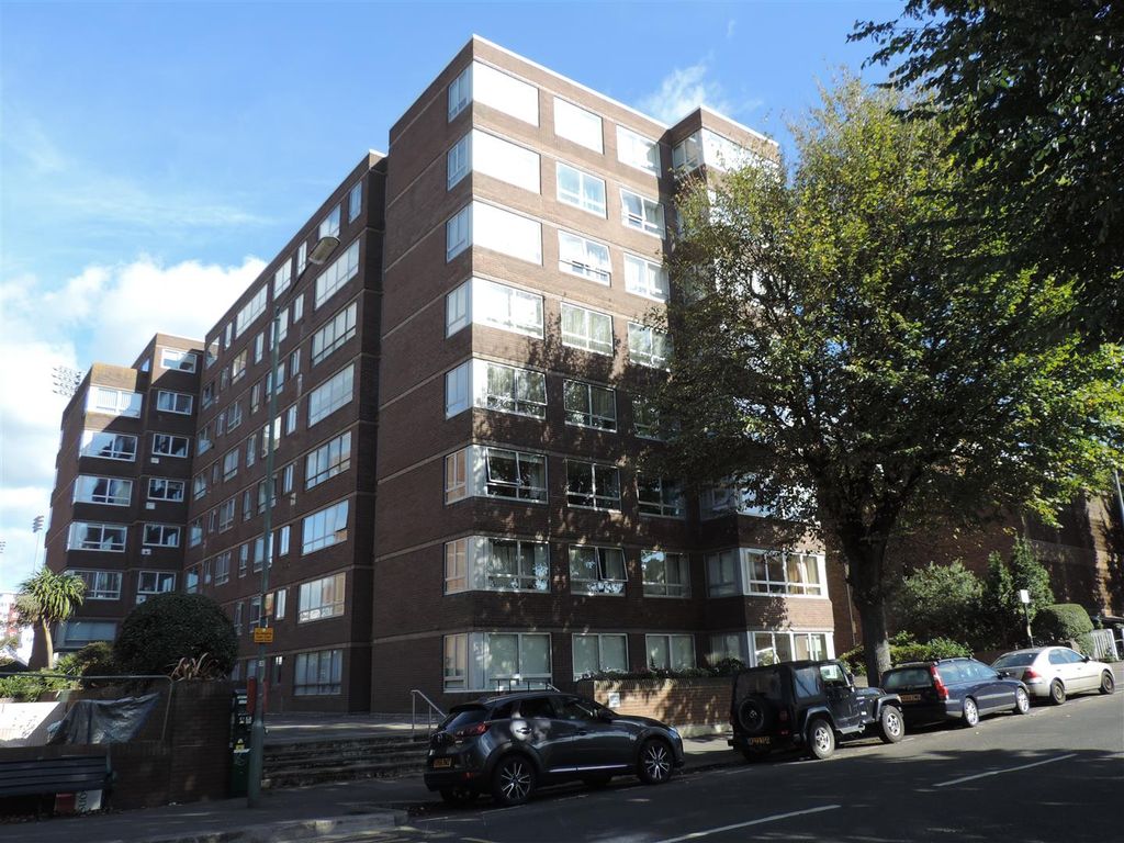 2 bed flat to rent in Eaton Road, Hove BN3, £1,500 pcm