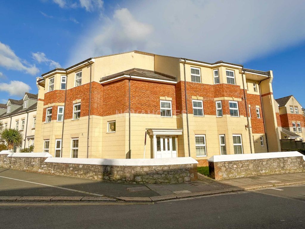 2 bed flat to rent in Beacon Park Road, Plymouth PL2, £950 pcm