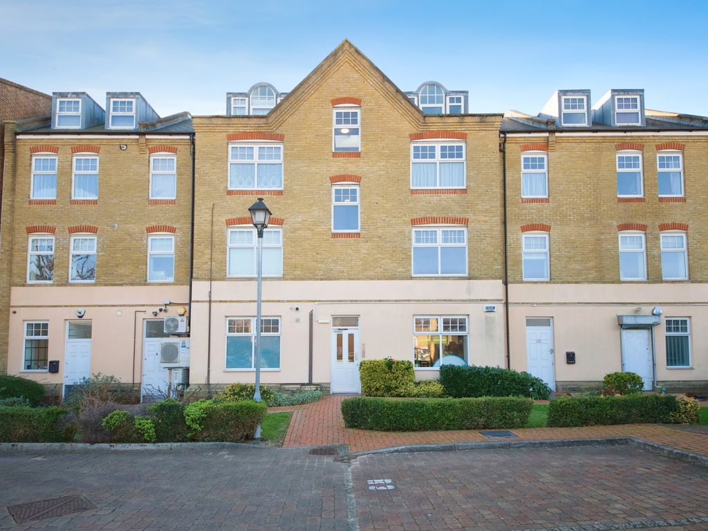 2 bed flat for sale in Buttery Mews, London N14, £440,000
