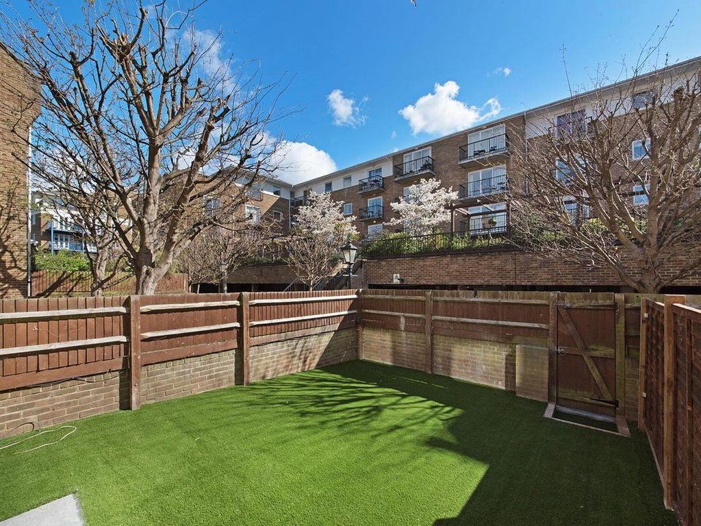 3 bed town house to rent in Albert Mews, London E14, £3,250 pcm