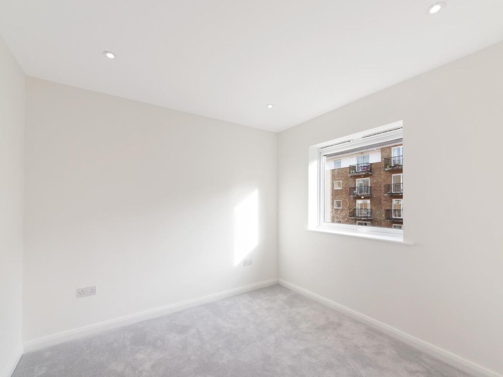 3 bed town house to rent in Albert Mews, London E14, £3,250 pcm