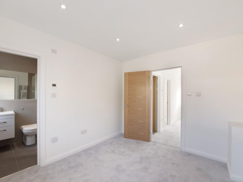 3 bed town house to rent in Albert Mews, London E14, £3,250 pcm