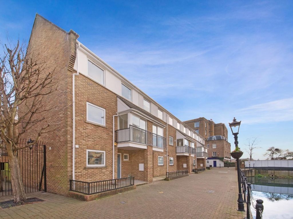 3 bed town house to rent in Albert Mews, London E14, £3,250 pcm