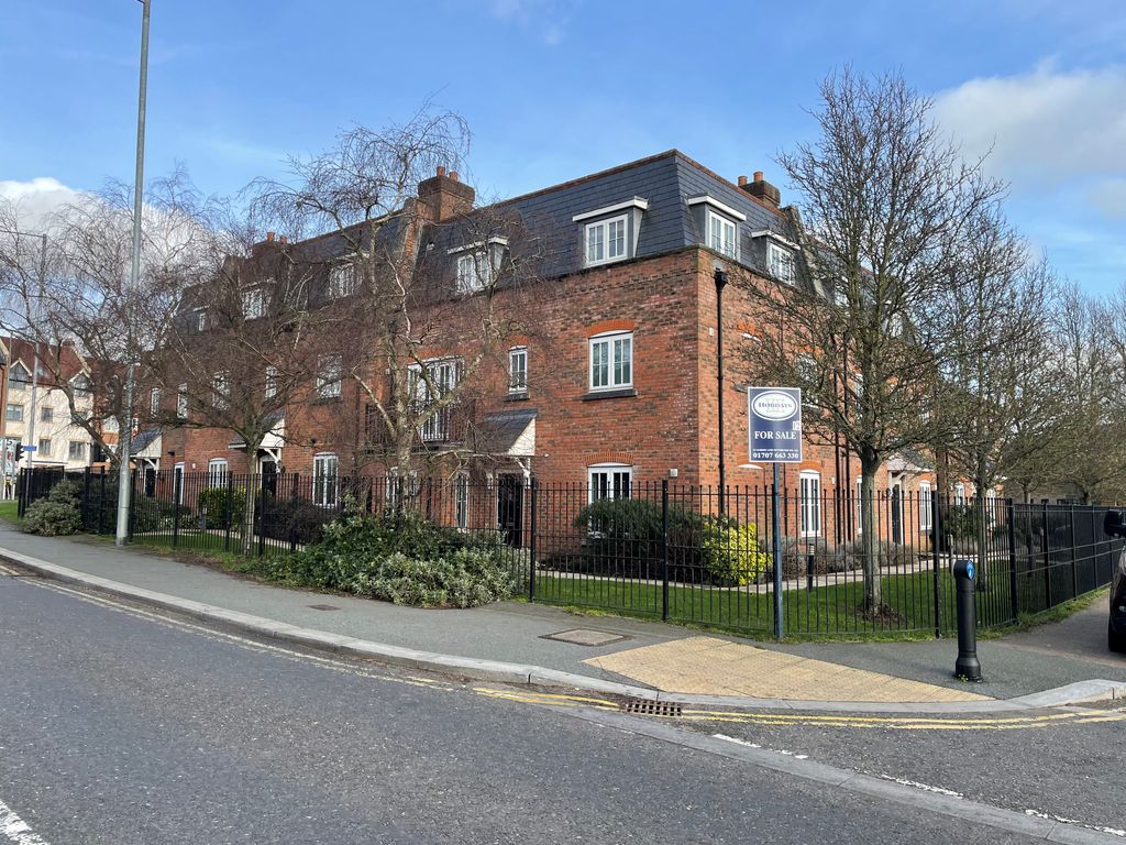 2 bed flat for sale in Red Lion Court, Great North Road, Hatfield AL9, £299,995