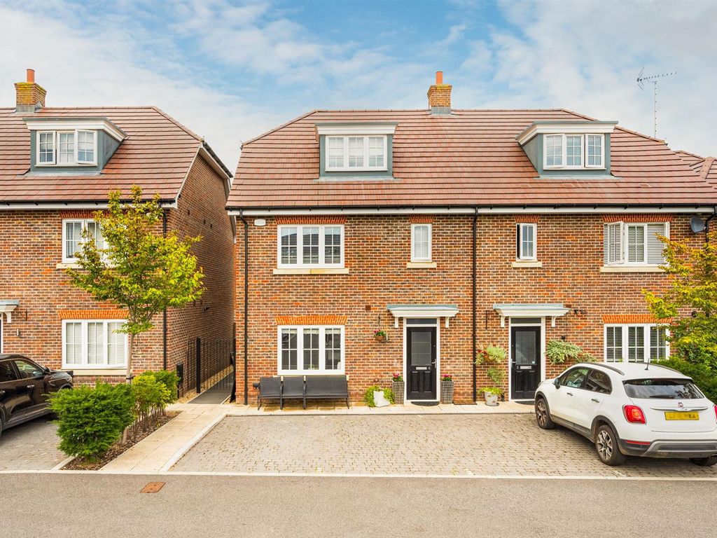 4 bed town house for sale in Oakford Court, Henley-On-Thames RG9, £875,000