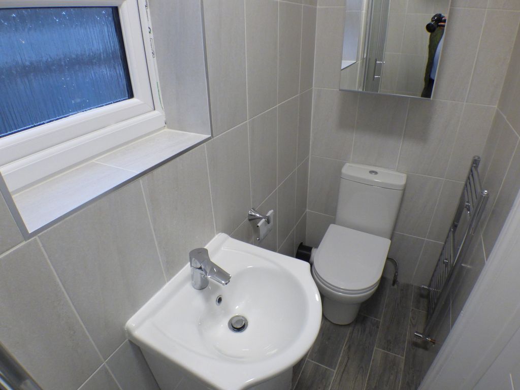 Studio to rent in Old Bedford Road, Luton, Bedfordshire LU2, £550 pcm
