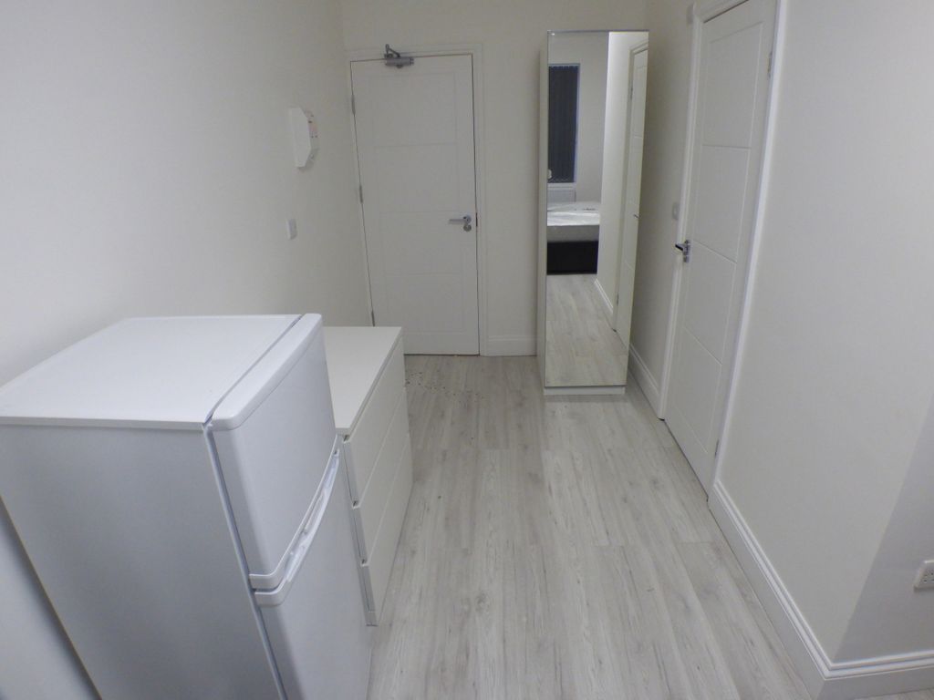 Studio to rent in Old Bedford Road, Luton, Bedfordshire LU2, £550 pcm